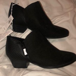 NWT Size 8 Black Suede Short Booties